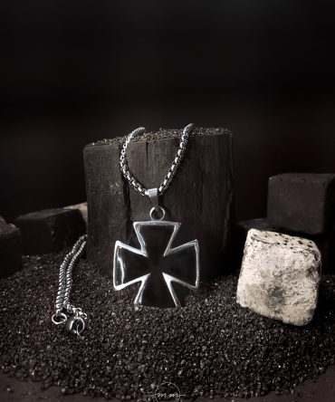 گردنبند مردانه صلیب آهنین از جنس استیل با گردنبند ویتالی نقره ای